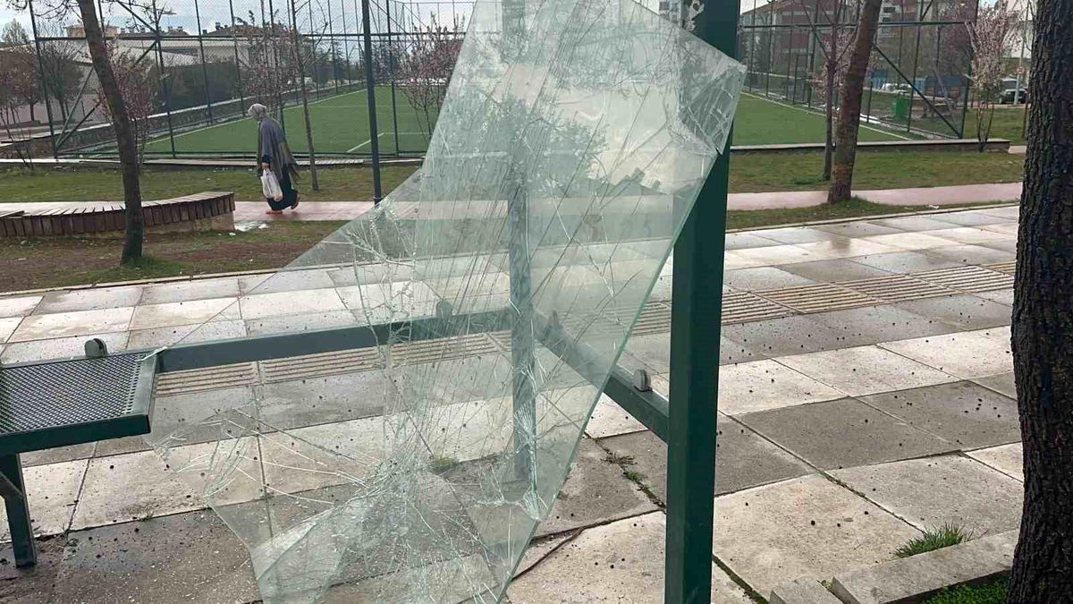 Elazığ\'da 3 Kişi Otobüs Camlarına Zarar Verdi