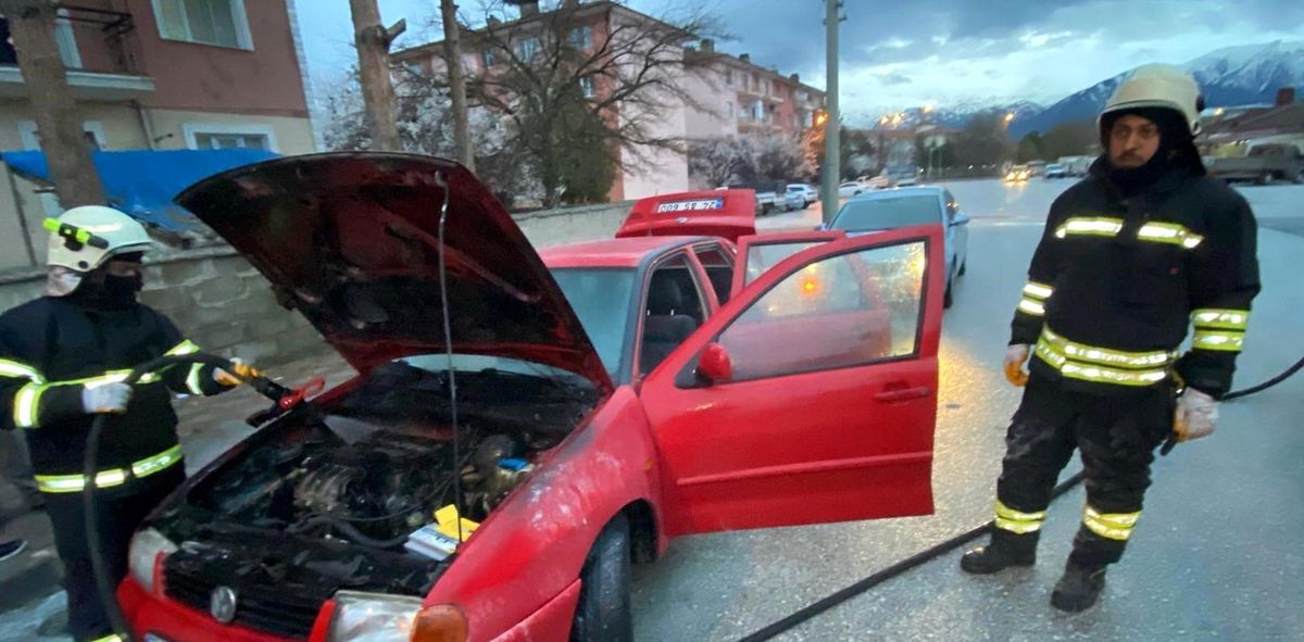 Erzincan\'da Park Halindeki Araç Yandı