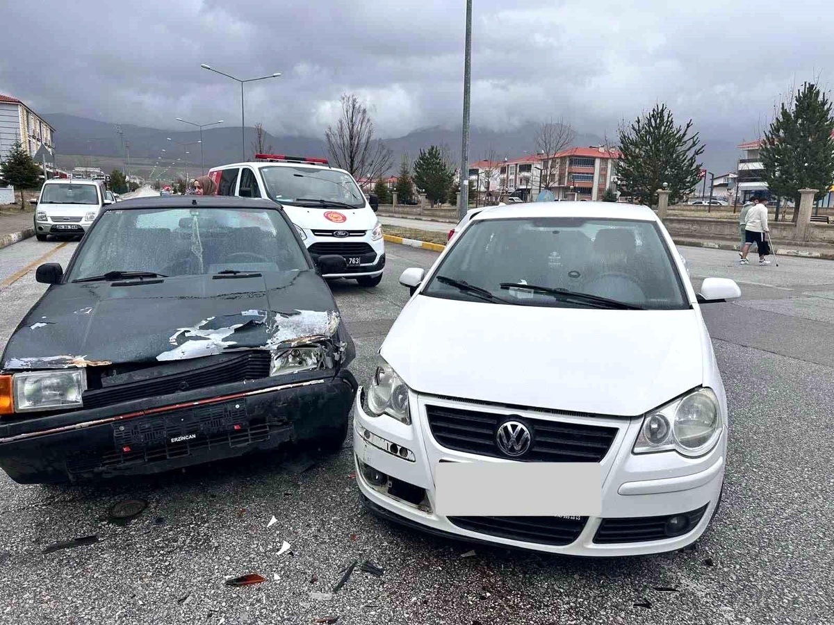Erzincan\'da Maddi Hasarlı Kaza