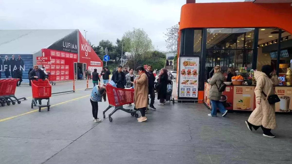Esenyurt\'ta Boykota Rağmen AVM\'lerde Yoğunluk
