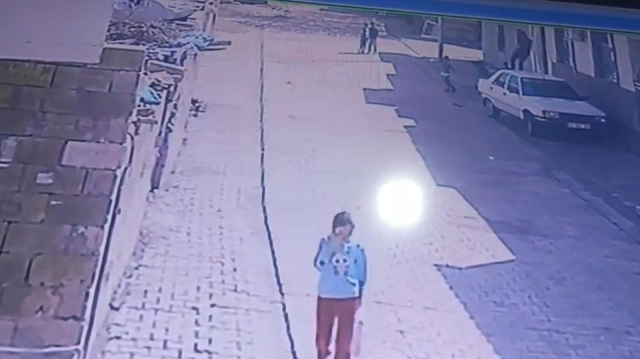 Evinin önünde oynayan 3 yaşındaki çocuğu tekmelerle hastanelik etti