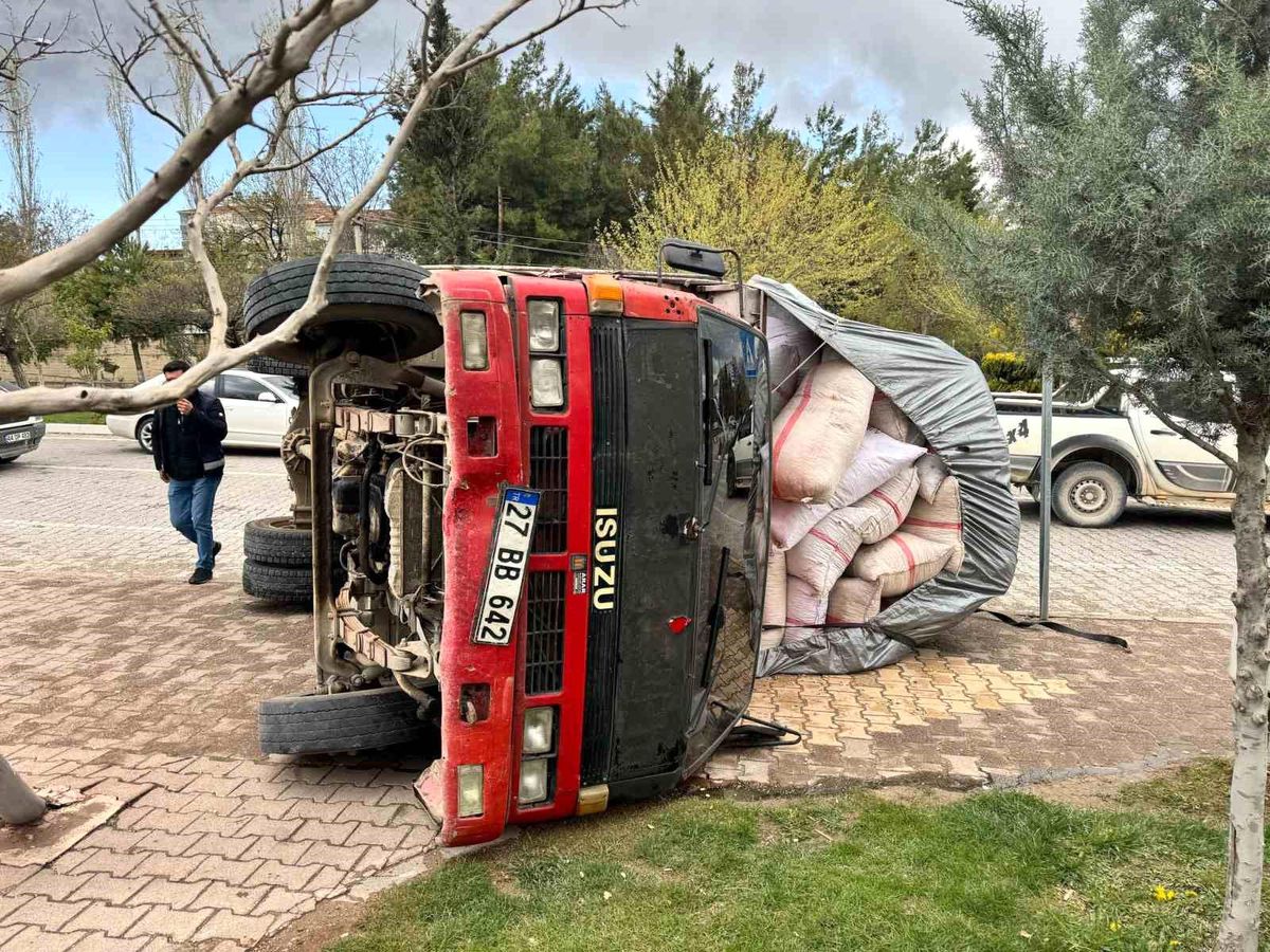 Besni\'de Fıstık Kabuğu Yüklü Kamyon Devrildi