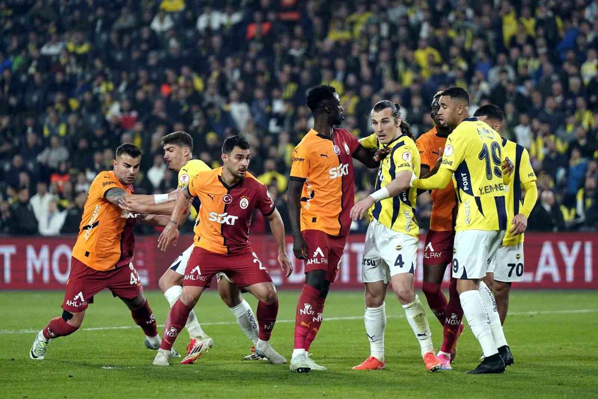 Galatasaray, Fenerbahçe\'yi 2-1 Yendi
