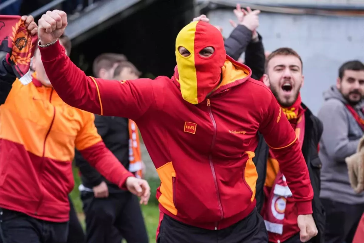 Galatasaraylı taraftarlar, Fenerbahçe maçı için Şükrü Saracoğlu Stadyumu\'na geldi