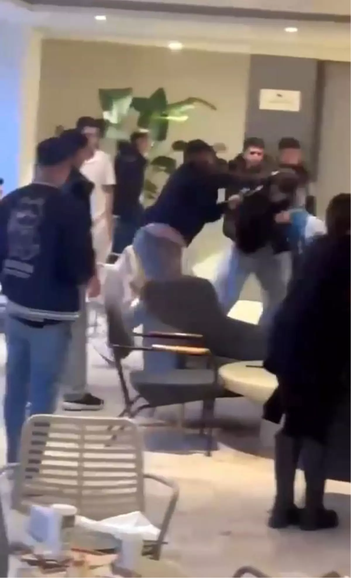 Esenyurt\'ta Kahvehanede Gençler Arasında Kavga!