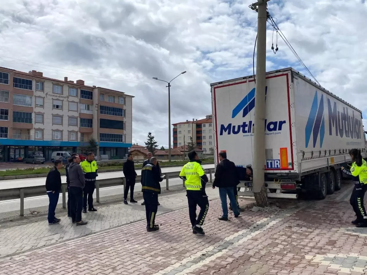 Tır, Geri Park Ederken Beton Direğe Çarptı