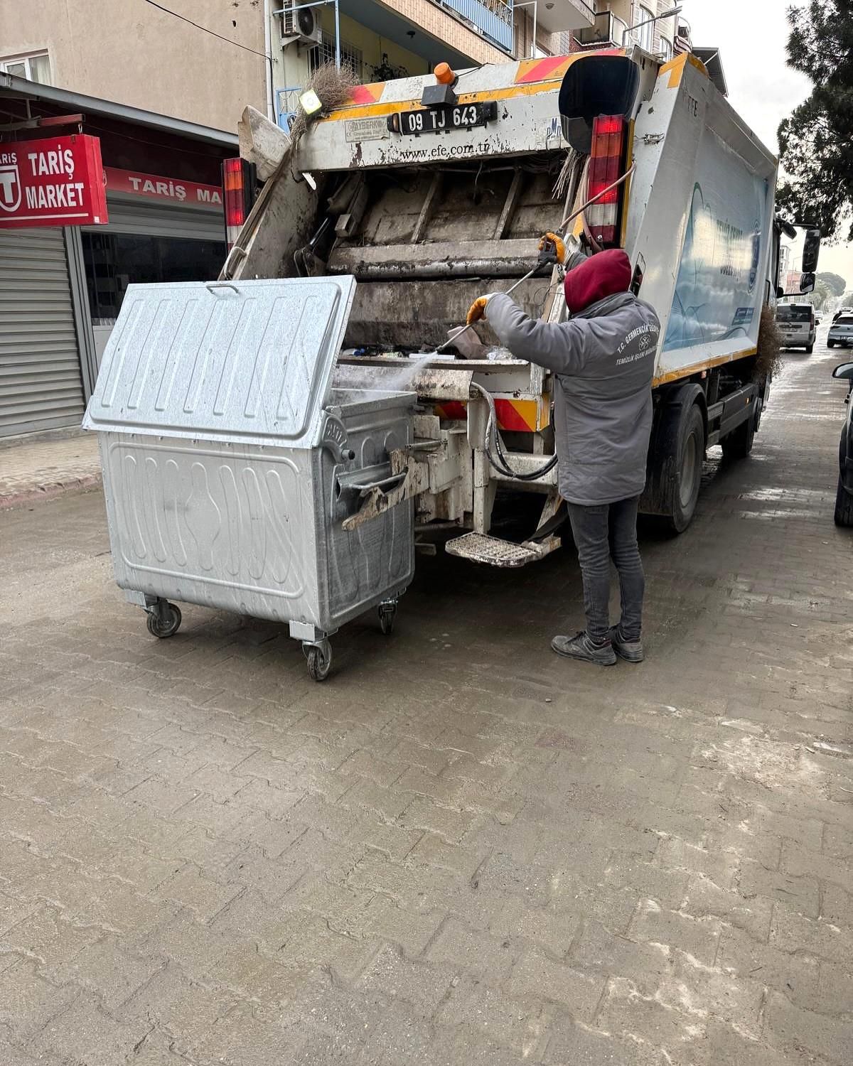 Germencik Belediyesi\'nden Çöp Konteynerlerine Düzenli Bakım