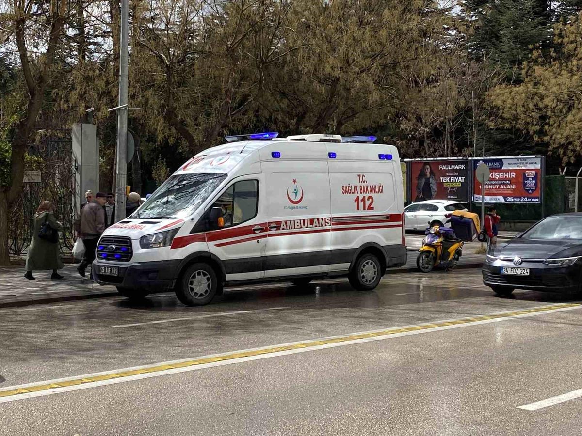 Eskişehir\'de Motosikletli Kurye Düşerek Yaralandı