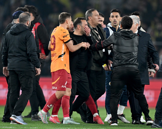 Jose Mourinho, maçtan sonra Okan Buruk'un burnunu sıktı! Okan Buruk, müdahalenin ardından yerde kaldı