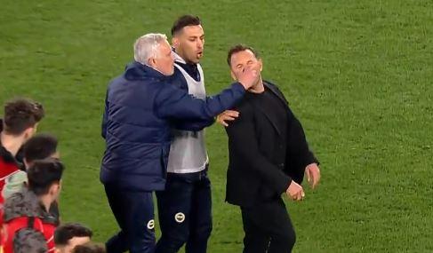 Jose Mourinho, maçtan sonra Okan Buruk'un burnunu sıktı! Okan Buruk, müdahalenin ardından yerde kaldı