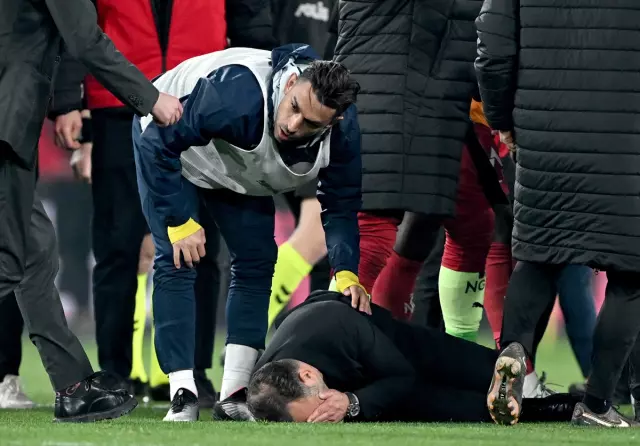 Jose Mourinho, maçtan sonra Okan Buruk'un burnunu sıktı! Okan Buruk, müdahalenin ardından yerde kaldı