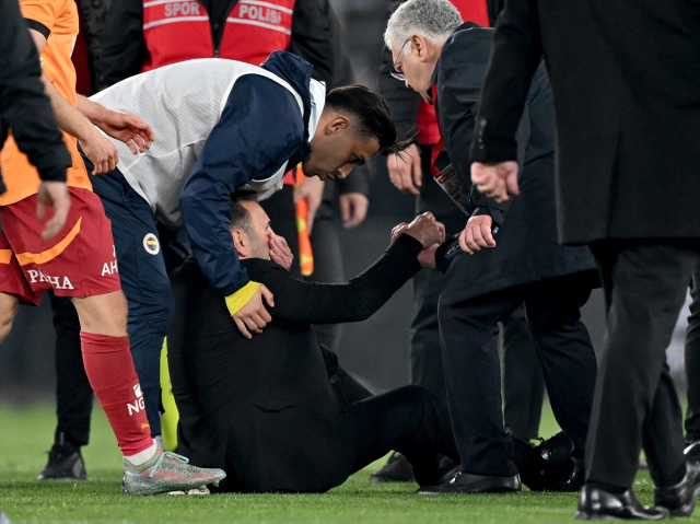 Jose Mourinho, maçtan sonra Okan Buruk'un burnunu sıktı! Okan Buruk, müdahalenin ardından yerde kaldı