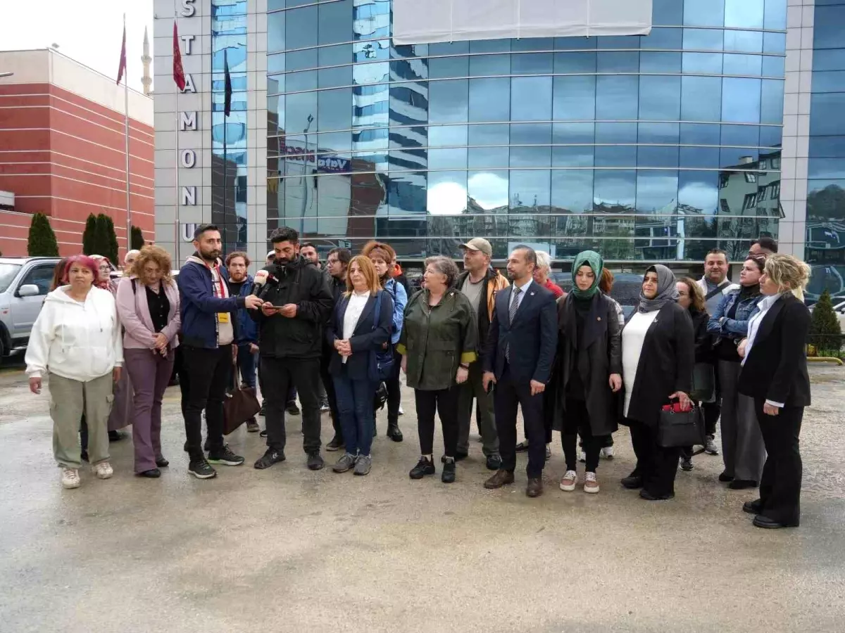 Kastamonu\'da Hayvanseverlerden Belediye Önünde Eylem
