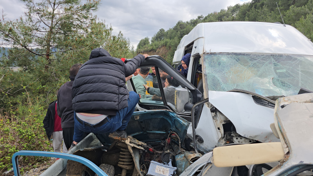 Katliam gibi kaza! 3'ü çocuk 5 kişi öldü, 8 kişi yaralandı