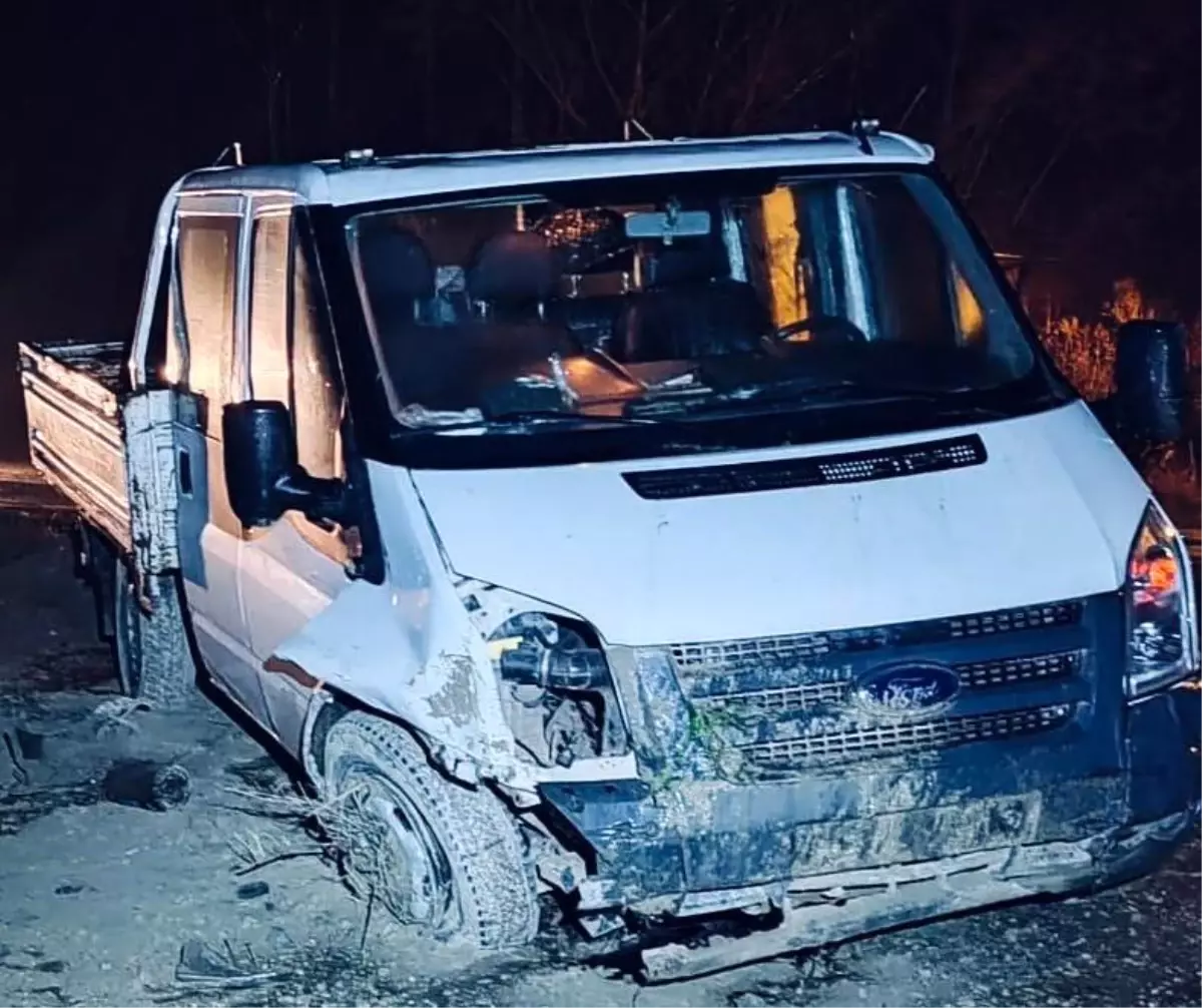 Afyonkarahisar\'da Kamyonet Kazası: 4 Yaralı