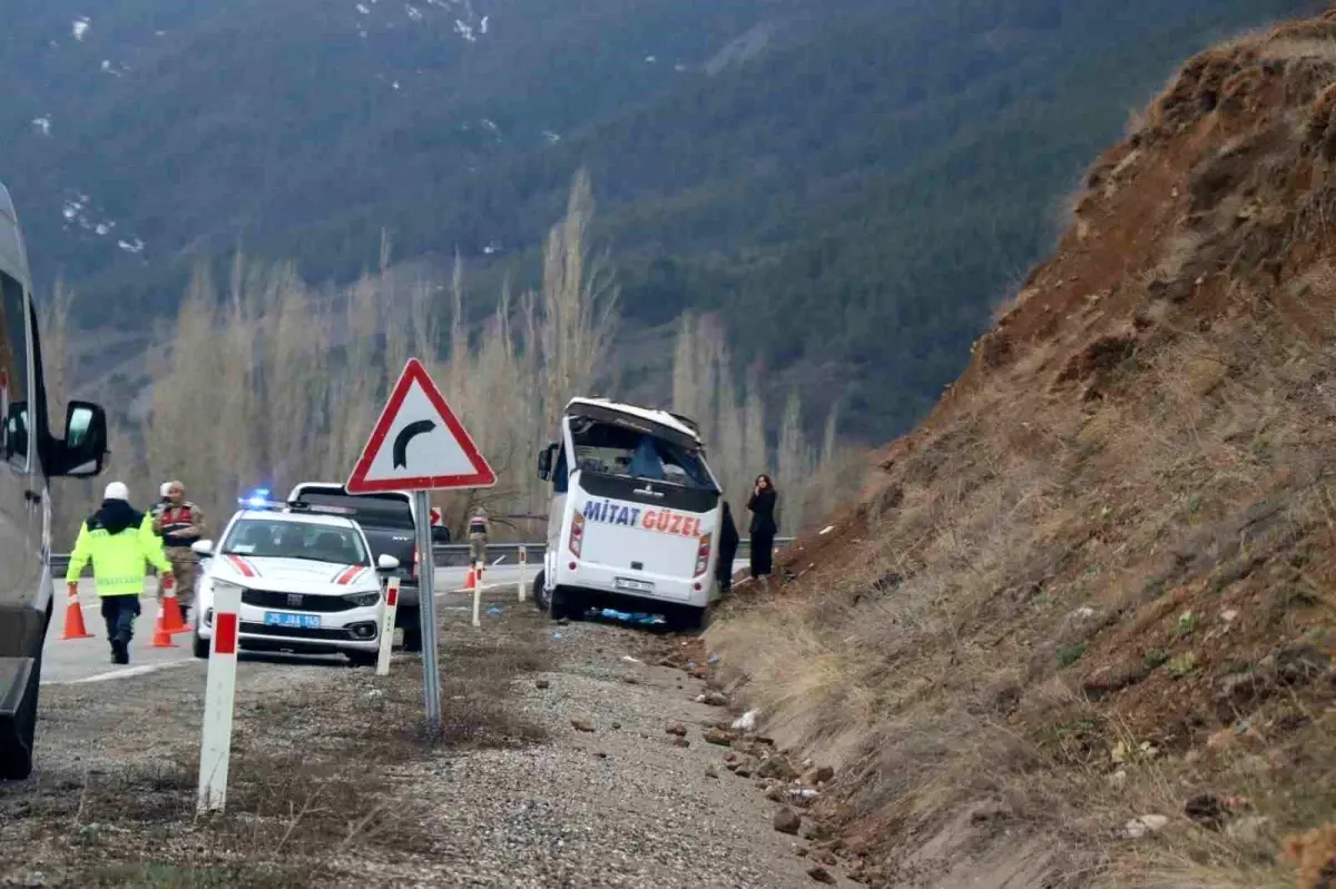 Oltu\'da Trafik Kazası: 1 Ölü, 11 Yaralı