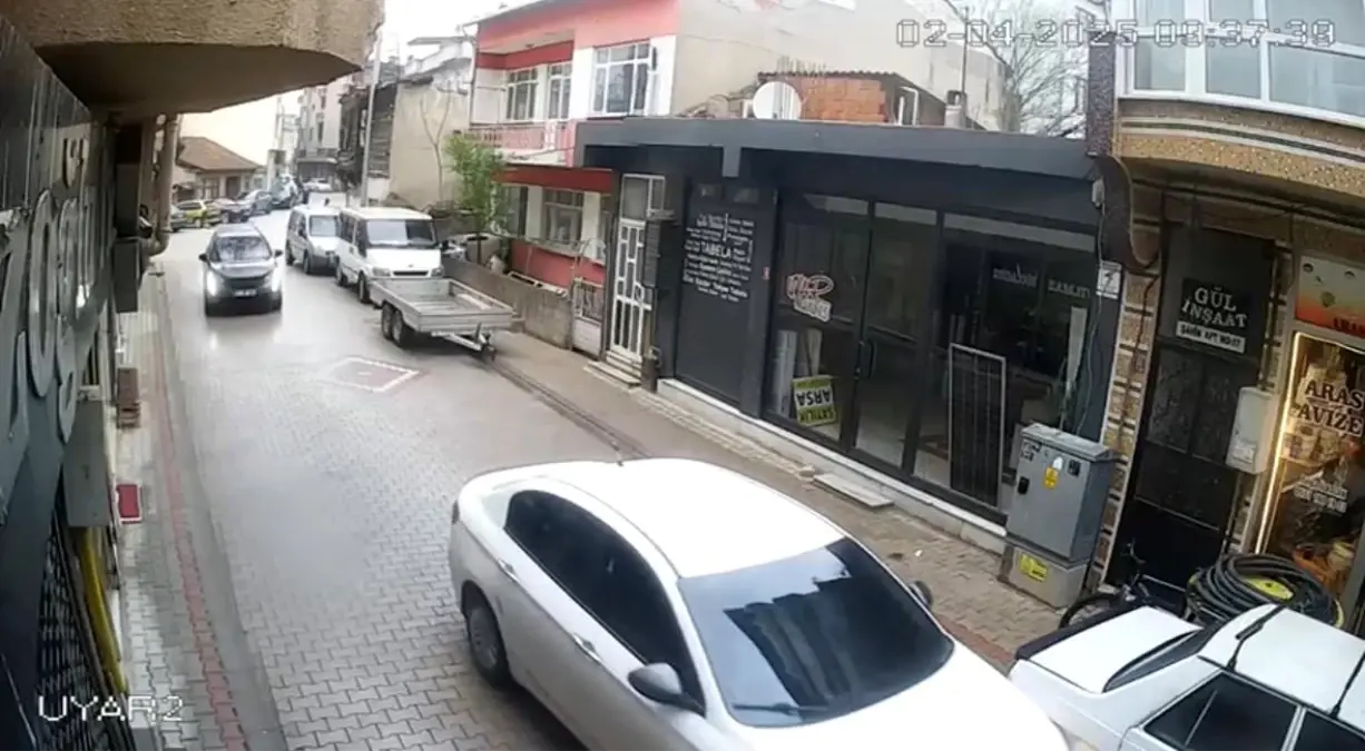 Gönen\'de Park Halindeki Araçlara Çarpan Şahıs Güvenlik Kamerasında
