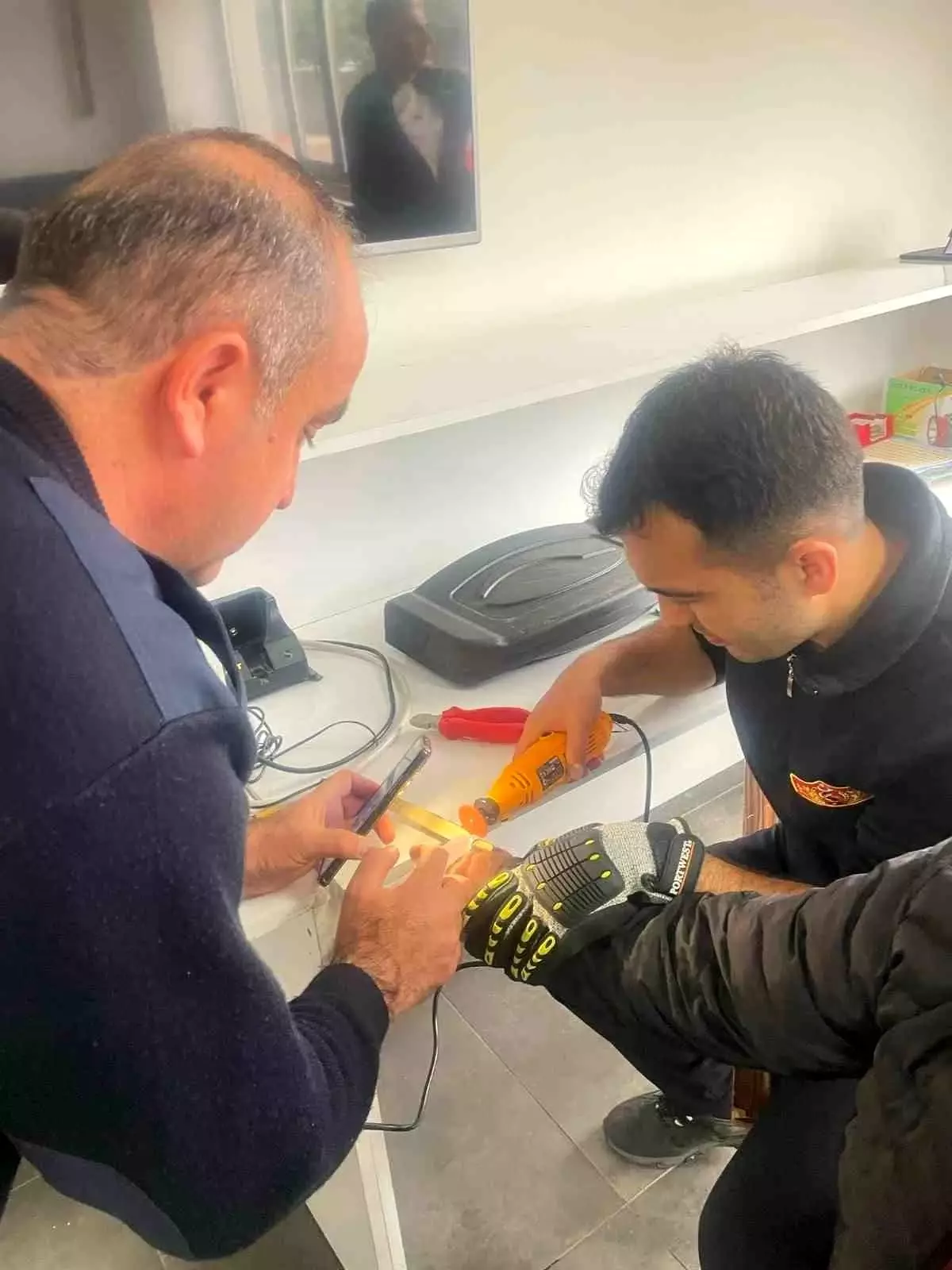 Siirt\'te Yüzük Kapanı: İtfaiye Kurtardı