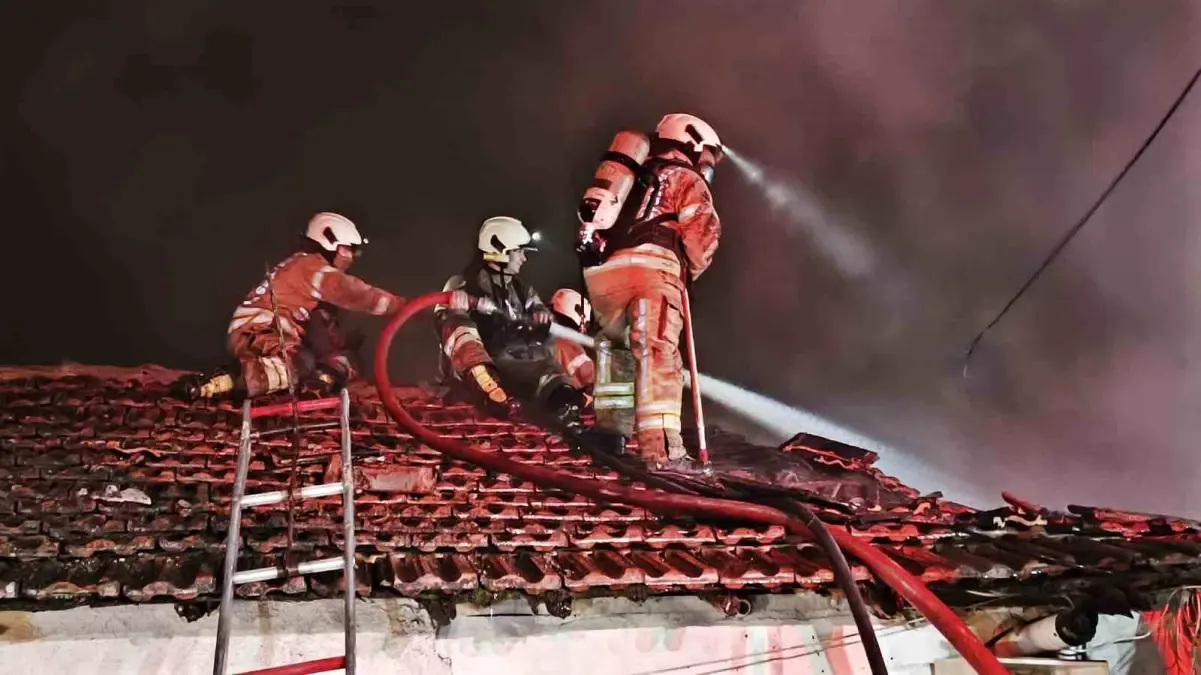 Sarıyer\'de Hurda Deposu Yangını