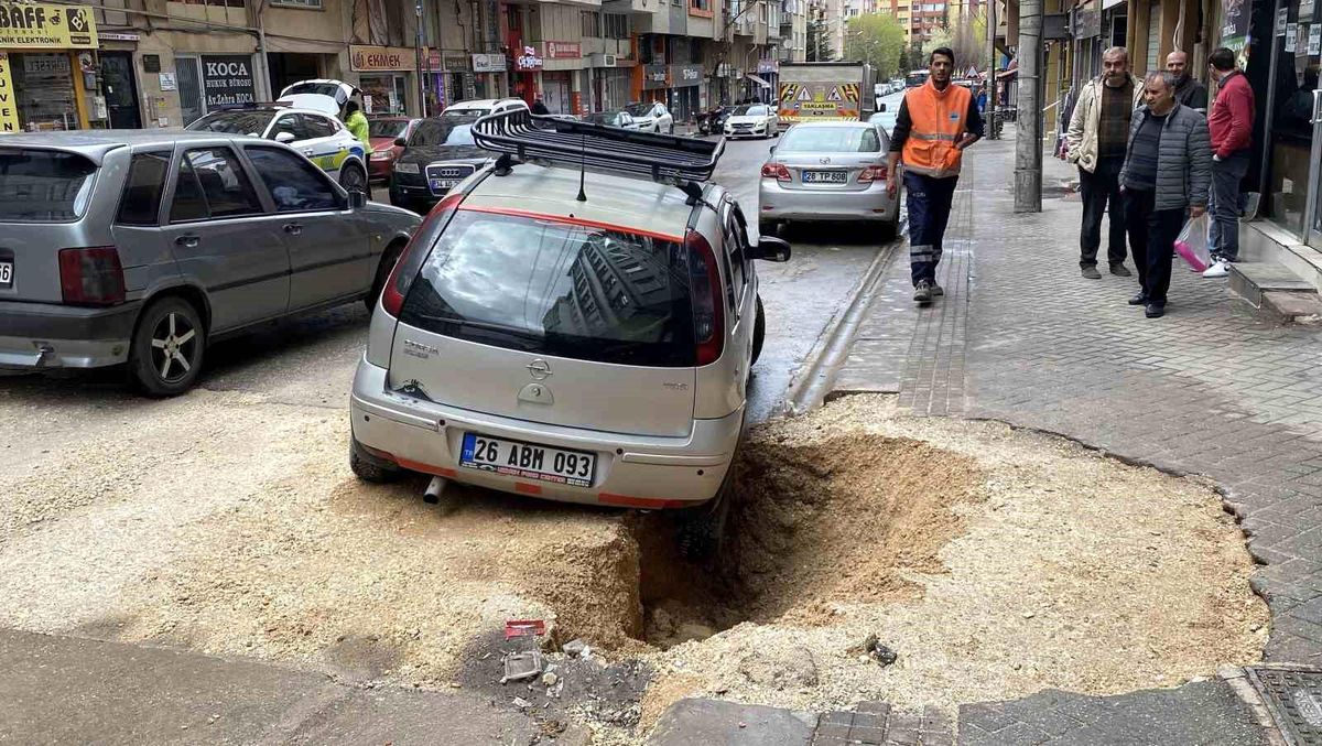Eskişehir\'de Yağış Sonrası Çöken Zeminde Araç Çukura Düştü