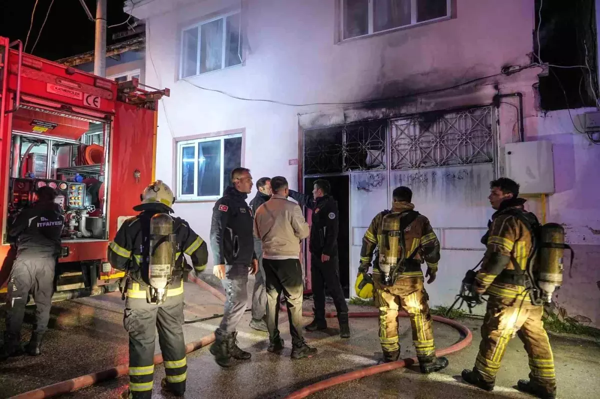 Bursa\'da Yangından Kurtarılan Köpek