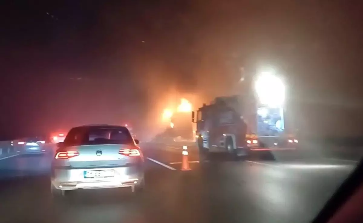 Yavuz Sultan Selim Köprüsü\'nde Tır Yangını