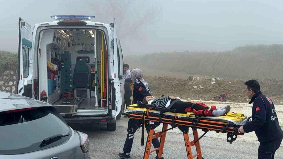 Düzce\'de Yoğun Sis Nedeniyle Kaza: 6 Yaralı