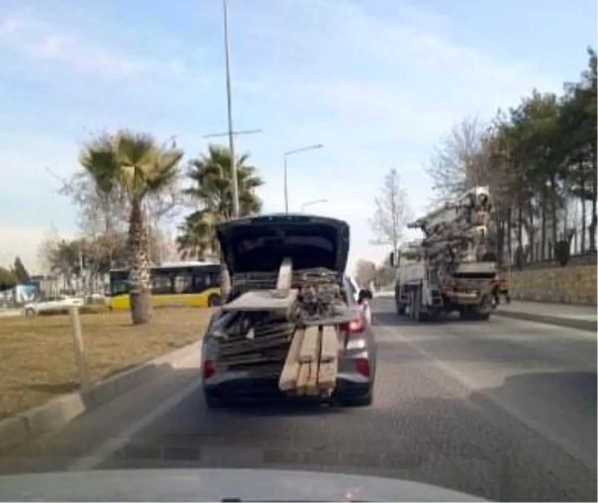 Adıyaman\'da Tahta Yükleyen Sürücü Trafiği Tehdit Etti