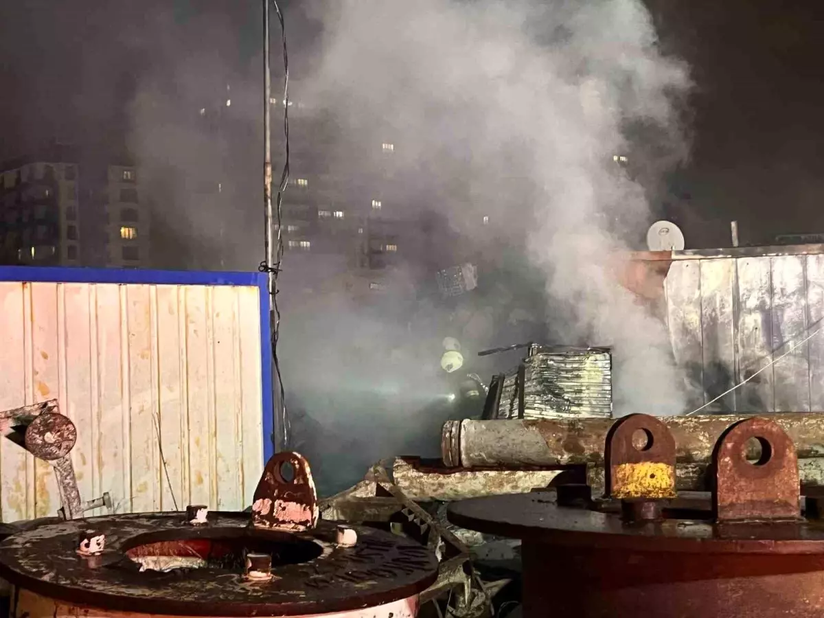 Başakşehir\'de Tır Garajında Yangın