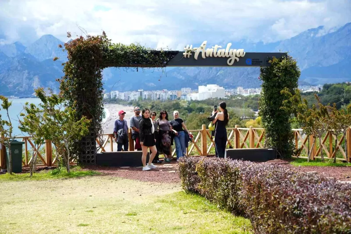 Antalya\'da Bayram Tatili Kalabalığı