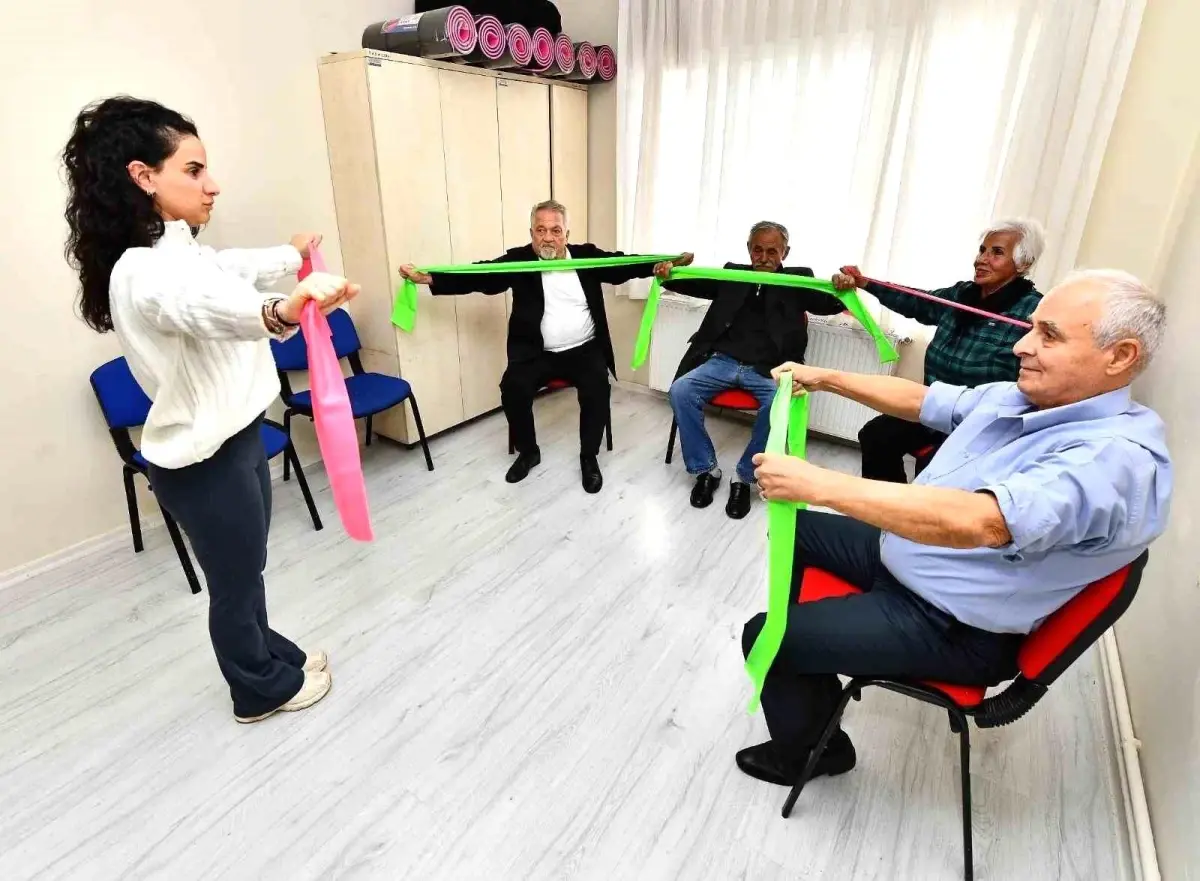 İzmir\'de 55 Yaş ve Üzeri Vatandaşlar İçin Sağlıklı Yaş Alma Merkezi Açıldı