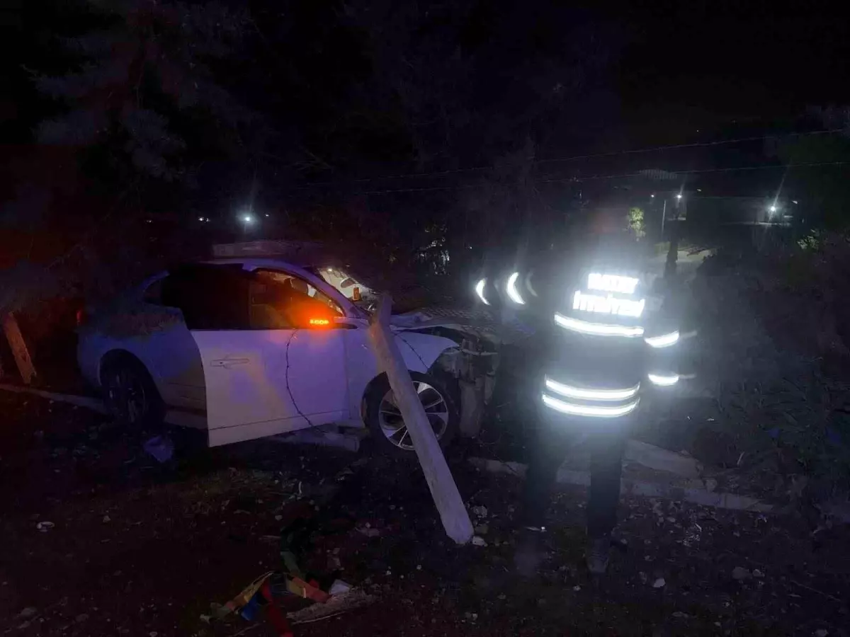 Hatay\'da Kaza: Zeytinliğe Uçan Araçta 2 Yaralı