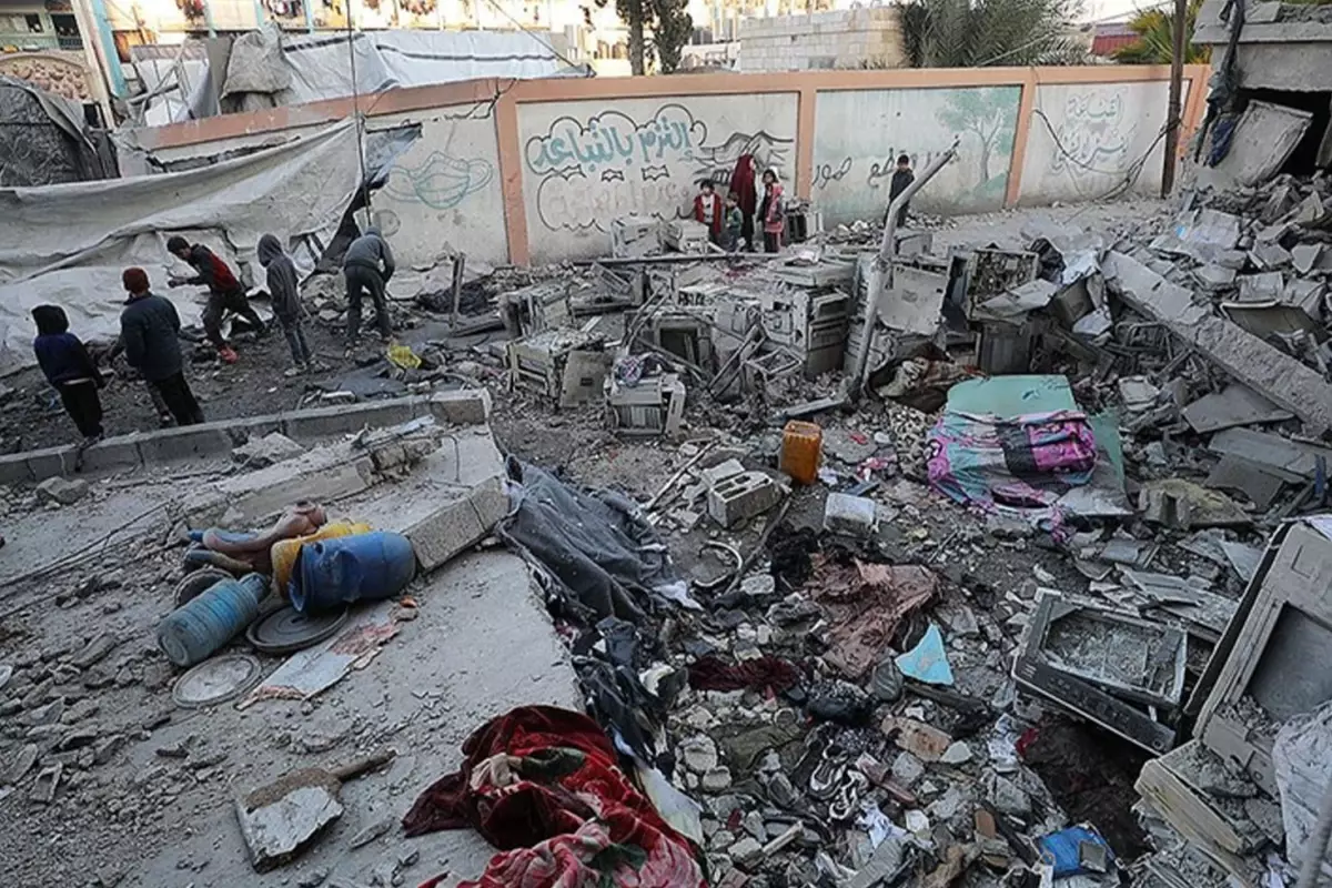 İsrail, Gazze\'de Filistinlilerin sığındığı okulu vurdu: 25 ölü, 100 yaralı