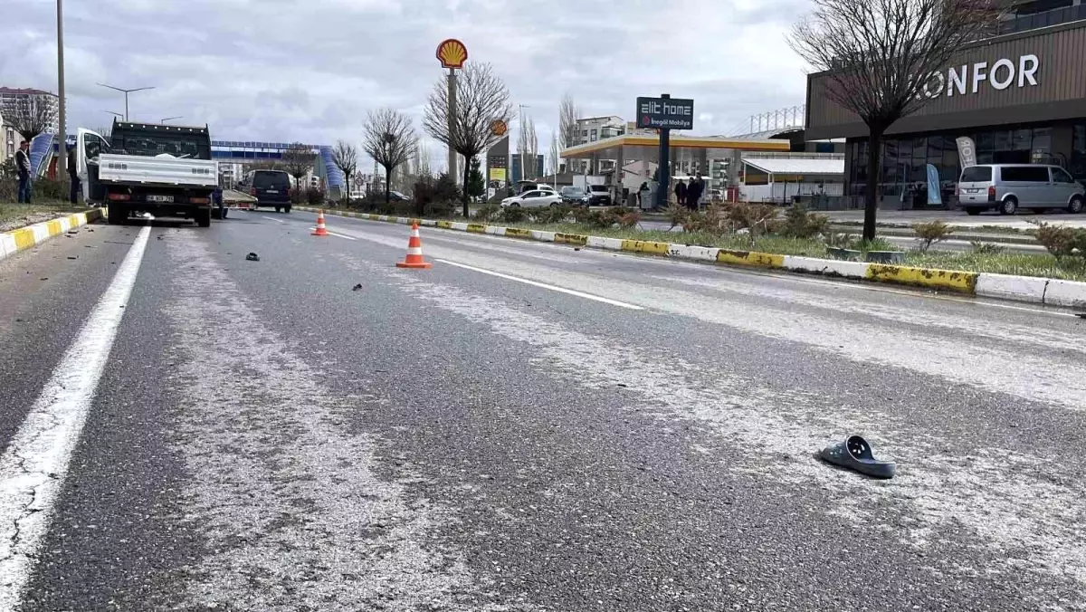 Sivas\'ta Yayaya Kamyonet Çarptı