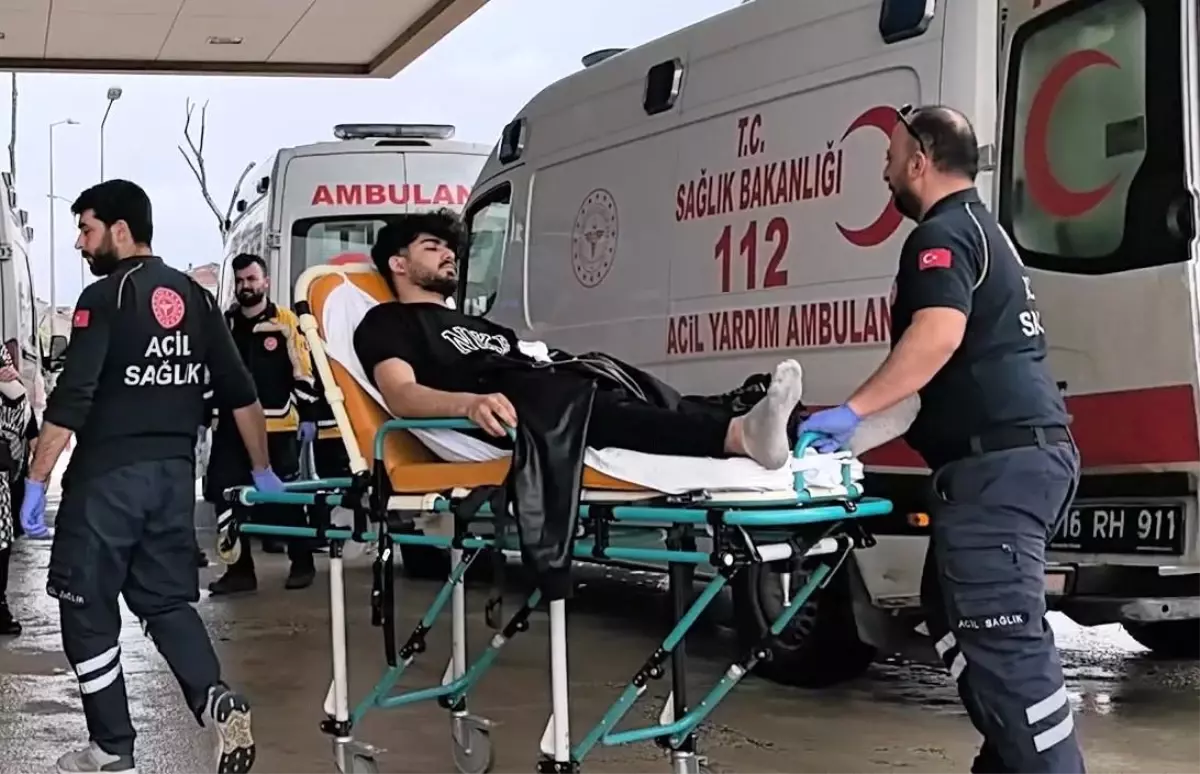 İnegöl\'de Kamyonet Kaza Yaptı