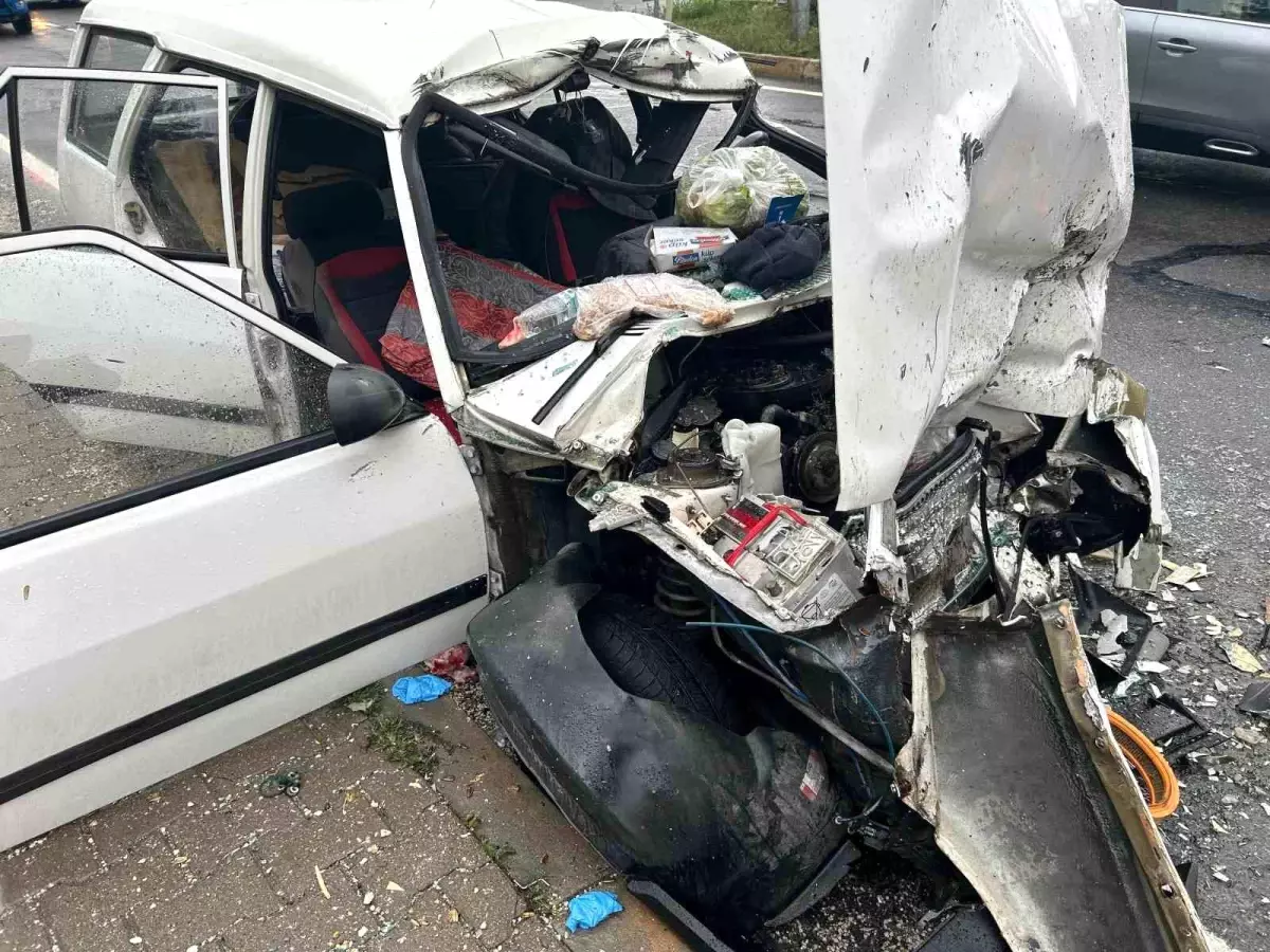 Uşak\'ta Kaza: Karı Koca Ağır Yaralandı