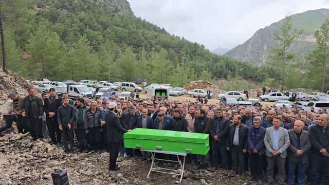 Trafik kazasında hayatını kaybeden aile yan yana toprağa verildi