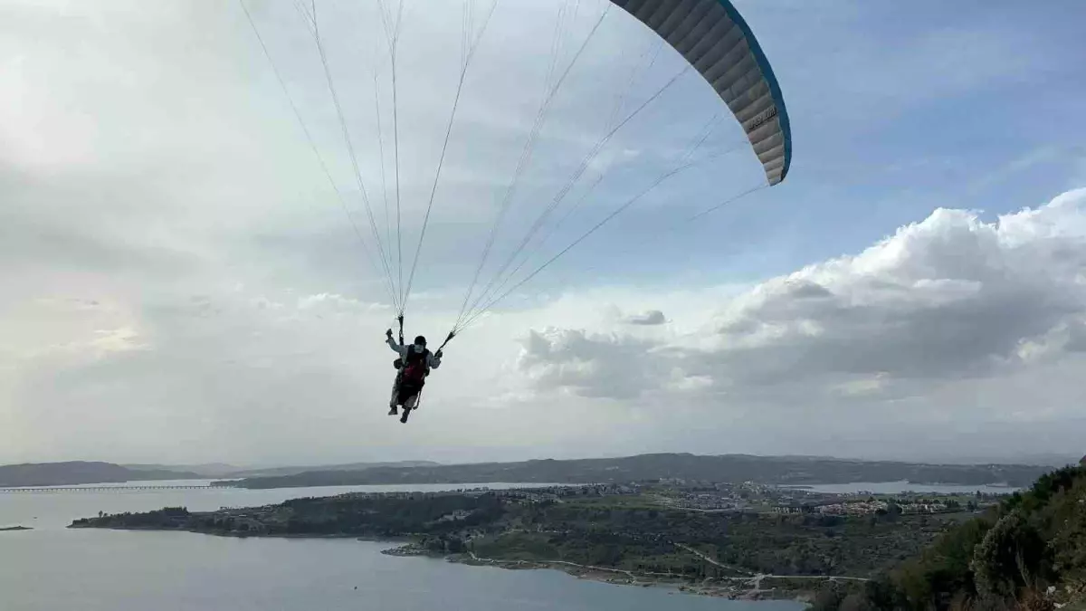 83 Yaşındaki Oya Sepici, Yamaç Paraşütü ile Uçmanın Keyfini Çıkarıyor