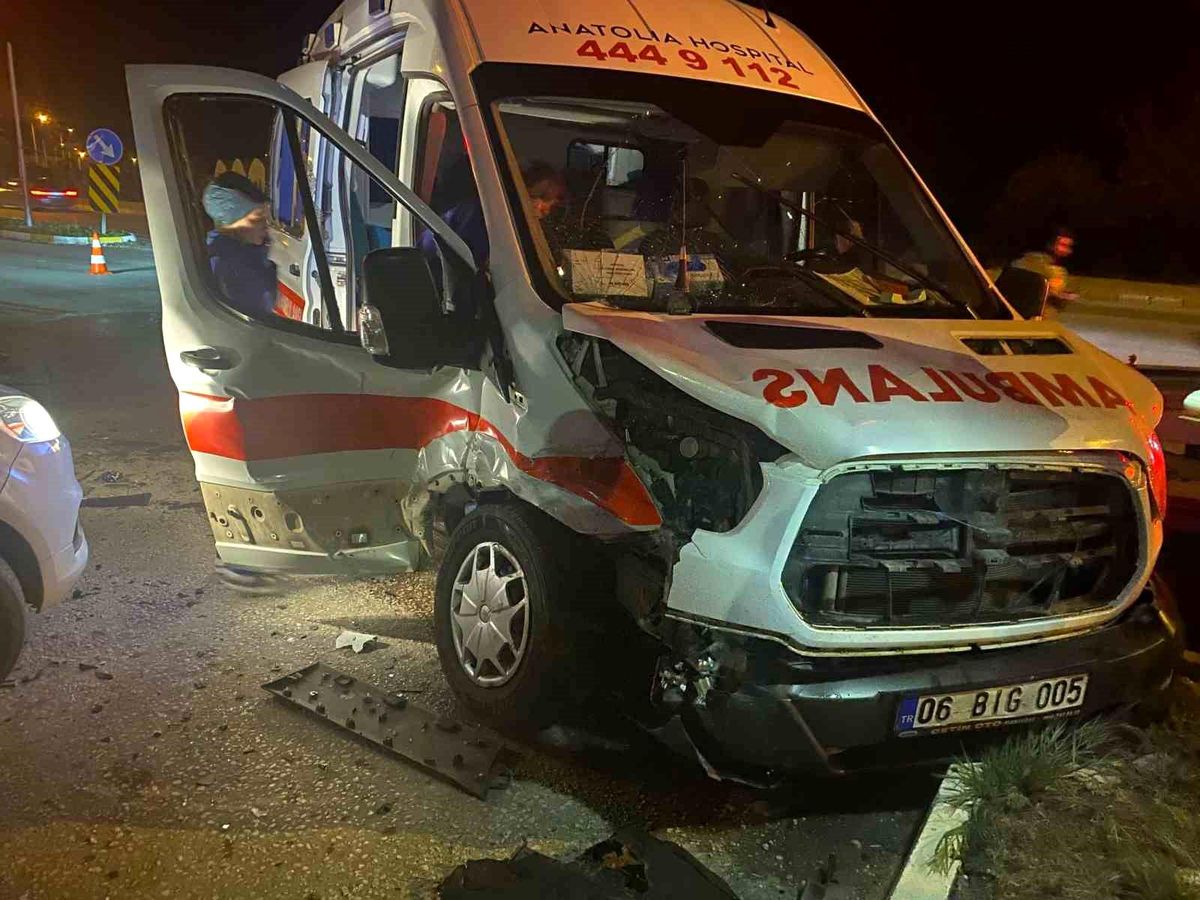 Antalya\'da Ambulans ile Cipin Çarpışması: 9 Yaralı