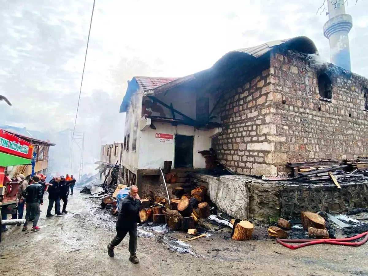 Artvin\'de Gece Yangını: Dört Ev ile Cami Küle Döndü