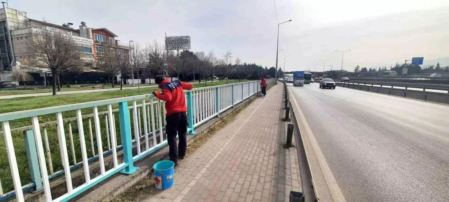 İzmit D-100 Karayolu\'nda Demir Korkuluklar Yenilendi