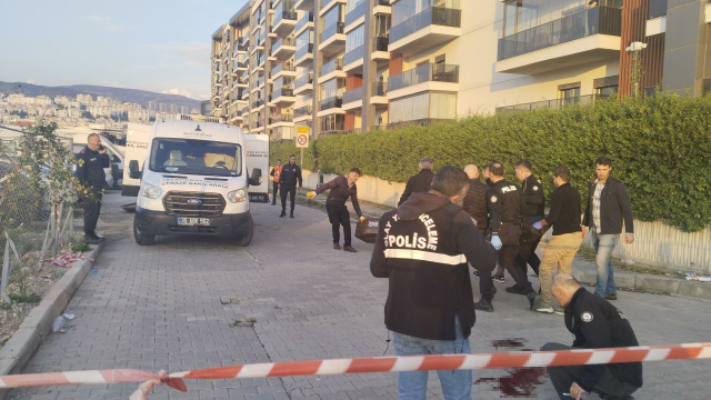 Önce sokakta önlerini kestiği eski nişanlısı ile annesini, sonra da kendini vurdu; 2 ölü, 1 yaralı