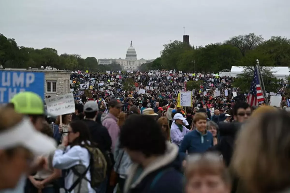 ABD\'de binlerce kişi Trump ve Musk\'ı protesto etmek için sokağa döküldü