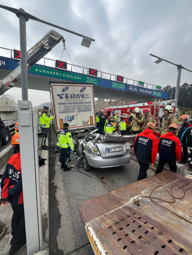Bayram dönüşü feci kaza! Tırın altına giren otomobil kağıt gibi ezildi Bayram dönüşü feci kaza! Tırın altına giren otomobil kağıt gibi ezildi