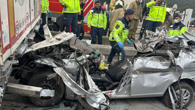 Bayram dönüşü feci kaza! Tırın altına giren otomobil kağıt gibi ezildi Bayram dönüşü feci kaza! Tırın altına giren otomobil kağıt gibi ezildi