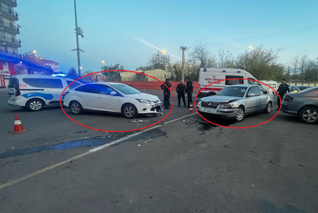 Diyarbakır'da bir kadın otomobiliyle, evli sevgilisinin aracına çarptı Diyarbakır'da bir kadın otomobiliyle, evli sevgilisinin aracına çarptı