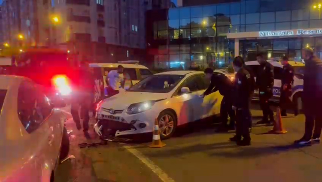 Diyarbakır'da bir kadın otomobiliyle, evli sevgilisinin aracına çarptı Diyarbakır'da bir kadın otomobiliyle, evli sevgilisinin aracına çarptı