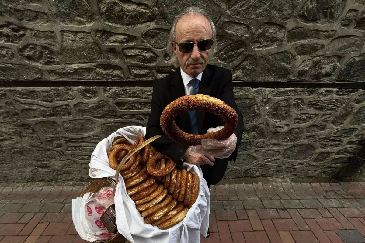 \'Kravatlı simitçi\' takım elbisesi ve boyalı kunduralarıyla tarihi çarşıları dolaşıp simit satıyor