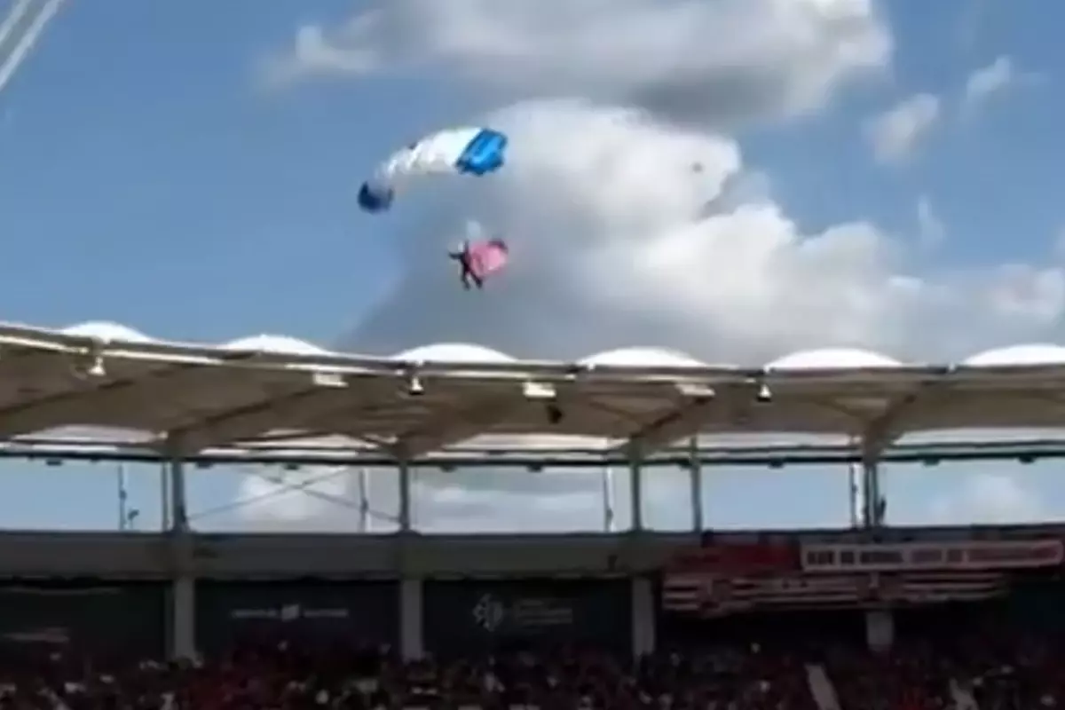 Topu getirmek için havalanan paraşütçü neye uğradığını şaşırdı