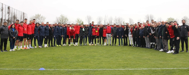 Bu takım şampiyonluğa oynuyor! Paralarını alamayan futbolcular bakın ne yaptı